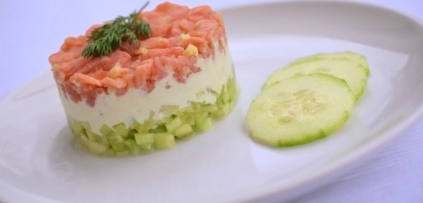 Toll in Form: Gurken-Lachs-Tartar mit Wasabicreme