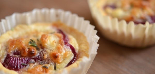 Fingerfood für Party, Picknick oder Büro: Mini-Quiches mit Roten Zwiebeln und Ziegenkäse