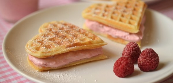 Waffelherzen mit Himbeercreme-Füllung… Nicht vergessen: am 14. Februar ist Valentinstag!