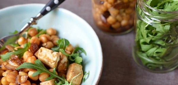 Kichererbsensalat mit Datteln. Schafskäse und Rucola