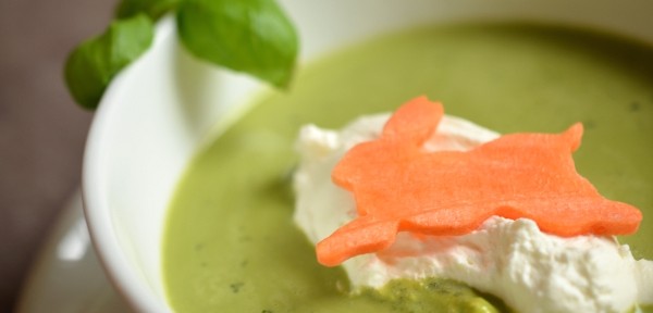 Perfekt fürs Ostermenü: Basilikumschaumsüppchen mit Möhren-Hasen
