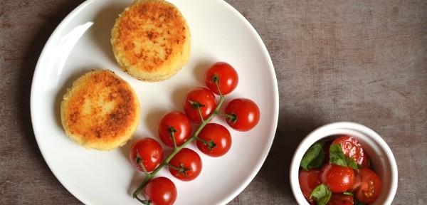 Vegetarische Frikadellen-Variante: Cous-Cous-Bouletten mit Tomatensalat
