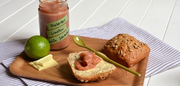 Rhabarber-Limetten-Konfitüre mit weißer Schokolade