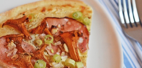 Flammkuchen mit Pfifferlingen und Speck