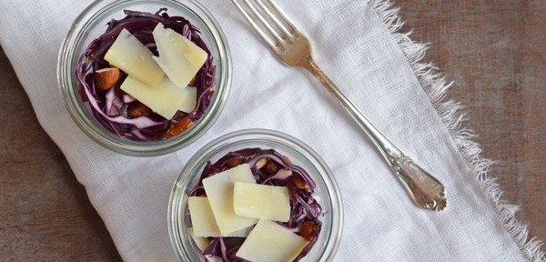 Soulfood: Rotkohlsalat mit Datteln, Nüssen und Peccorino