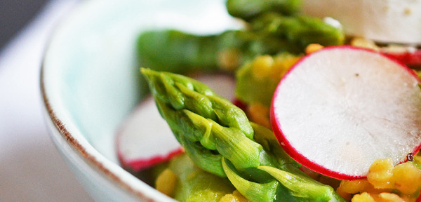 Spargel-Alarm: Salat mit grünem Spargel, roten Linsen und Ziegenkäse