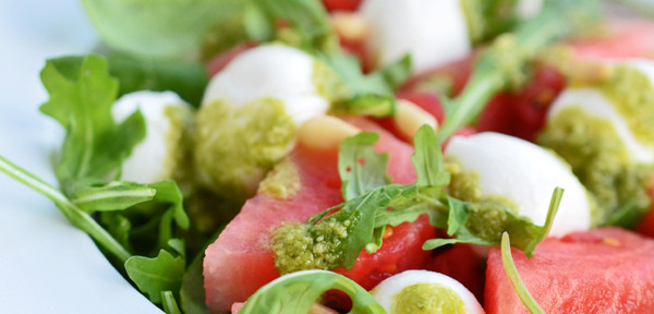 Kulinarisches | Ab auf den Balkon! Mit Melonen-Mozarella-Salat und selbstgemachtem Pesto