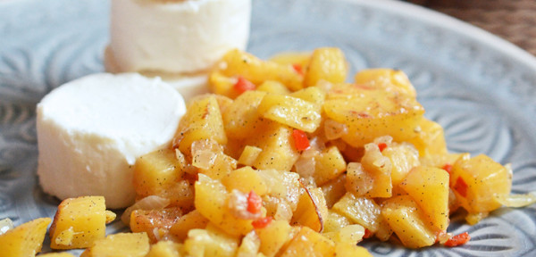 Süß trifft salzig: Kaki-Salsa an Ziegenfrischkäsetaler