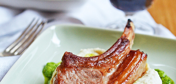 Lammkoteletts auf Weiße-Bohnen-Creme mit Zitronen-Basilikumpesto