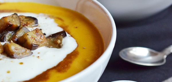 Gelbe-Linsen-Möhren-Suppe „Orient Style“ mit gerösteten Auberginenwürfeln