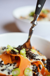 LLowcarb-Rezept: Möhrentagliatelle mit Linsen und Roquefortsauce