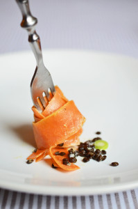 So lecker kann Lowcarb sein: Rezept für Möhrentagliatelle mit Linsen und Roquefortsauce