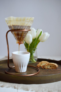 Ouver Coffee Stand - der Handfilter hängt in einer Metallschlaufe aus Kupfer