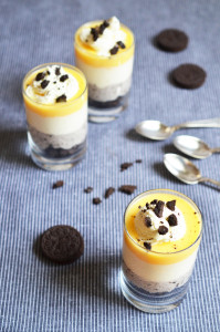 Oreo-Nachtisch: Schichtdessert mit Oreokeksen und Eierlikör im Glas