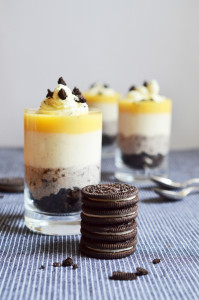Oster-Nachtisch mit Oreo-Keksen und Eierlikör im Glas
