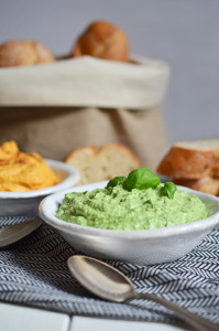 Dips für das Partybuffet: basilikum-Schafskäse-Creme und Möhren-Dip mit Ziegenfrischkäse