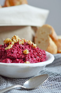 Partybuffet: Rezept für Rotoe-Bete-Dip mit Walnüssen