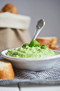 Partybuffet: Basilikum-Schafskäse-Creme