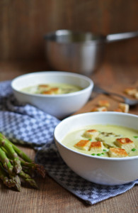 Grüne Spargelsuppe mit Erbsen und Croûtons