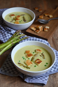 Grüne-Spargelcremesupppe mit Erbsen und Knoblauchcroûtons