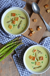 Frühlingssupppe mit grünem Spargel und Erbsen mit Knoblauch-Croûtons