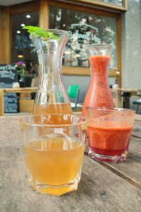 Selbstgemachte Smoothies und Eistees im SchnellVeg in Düsseldorf