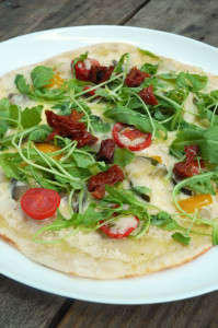 Gemüseflammkuchen in Düsseldorfs vegetarischem Restaurant SchnellVeg