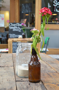 Blumendeko im vegetarischen und veganen Restaurant SchnellVeg in Düsseldorf