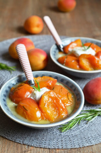 Aprikosen-Dessert mit Salzkaramell und Rosmarin