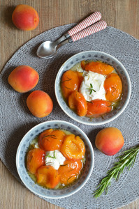 Aprikosen in Karameell-Sauce von gesalzener Butter und Rosmarin