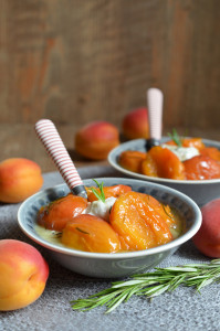 Aprikosen in Salzkaramell-Sauce mit Rosmarin