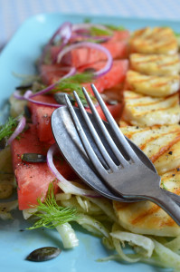 Erfrischender Sommersalat mit Wassermelonen, Fenchel und gegrilltem Haloumi
