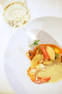 Garnelen und Perlhuhn an Couscous mit Curryschaum