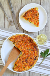 Kürbis-Quiche mit Rosinen, Speck und Salbei